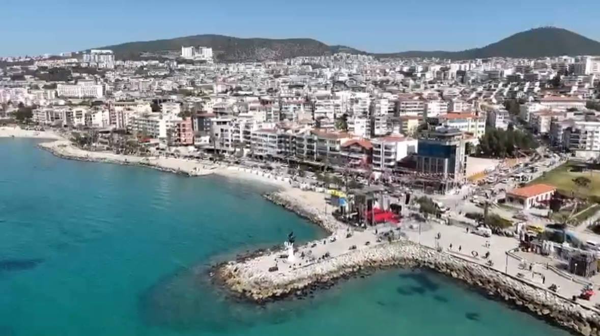 Aerial view of Kuşadası’s turquoise bay, beach promenade and town